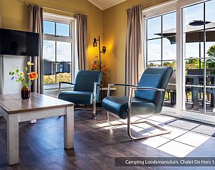 Chalet Hors 5p in Den Hoorn, Texel, biedt een lichte zithoek met uitzicht op de rustige Waddeneilanden.