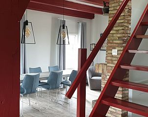 Unieke rode trap en eetgedeelte in Vakantiehuisje Den Hoorn Texel.