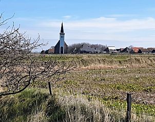 Pittoresk dorpje met kerktoren zichtbaar vanuit Vakantiehuisje Den Hoorn Texel.