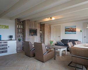 Ruime woonkamer van Appartement Heem in Den Hoorn, Texel, met comfortabele zitplaatsen en een rustieke inrichting.