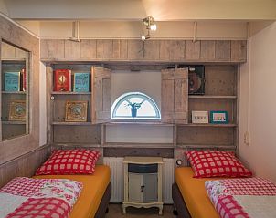 Tweede slaapkamer in Appartement Heem, Den Hoorn, Texel, met twee eenpersoonsbedden en rustieke houten details.