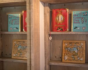 Detail van de boekenplank in Appartement Heem, Den Hoorn, Texel, met een selectie van boeken voor ontspanning.