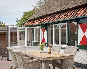 Gezellig terras van Appartement Heem, Den Hoorn, Texel, perfect voor buiten dineren en genieten van de Texelse natuur.