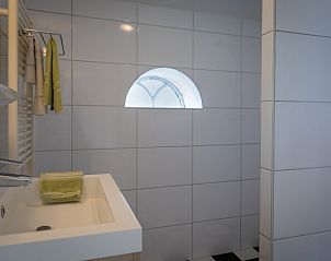 Moderne badkamer in Appartement Heem, Den Hoorn, Texel, met stijlvolle tegels en een comfortabele douche.