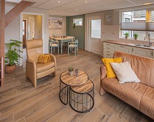 Open leefruimte in vakantiehuis 3685, Oosterend Texel, met stijlvolle meubels en eethoek.