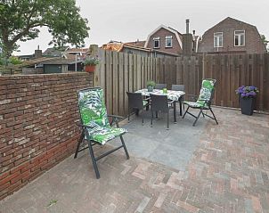 Zonnig terras van bungalow 3685, Oosterend Texel, met tuinmeubilair en beschutte ligging.