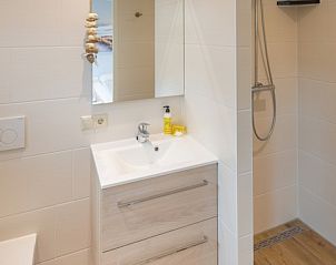 Moderne badkamer in vakantiehuis 3685, Oosterend Texel, met douche en stijlvolle wastafel.