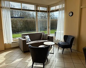 Helle Sitzecke im Ferienhaus Garden Wall, Oosterend Texel mit Gartenblick.