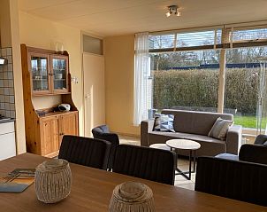 Esszimmer und Wohnzimmer im Ferienhaus Tuinwal, Oosterend Texel.