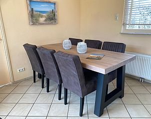 Stilvolle Essecke im Ferienhaus Garden Wall, Oosterend Texel.