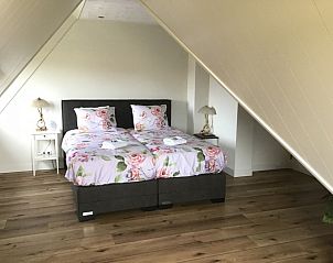 Knusse slaapkamer in De Borage Texel, Oosterend, met comfortabel tweepersoonsbed en sfeervolle inrichting voor een ontspannen verblijf.