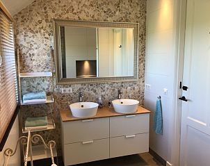 Luxe badkamer in De Borage Texel bed and breakfast, Oosterend, met dubbele wastafels en stijlvolle mozaektegels.