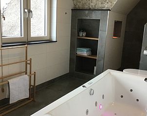 Riante badkamer in De Borage Texel, Oosterend, met luxe jacuzzi en ruime douche voor ultieme ontspanning.
