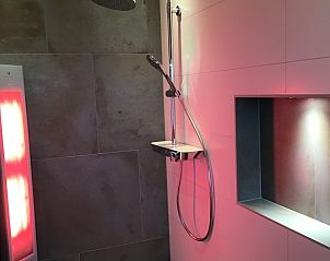 Moderne douche met sfeerverlichting in De Borage Texel, Oosterend, voor een verfrissende en luxe ervaring.