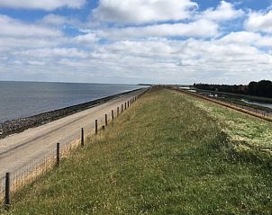 Uitzicht op de dijk en Waddenzee nabij De Borage Texel, Oosterend, ideaal voor wandelingen en fietstochten in de natuur.