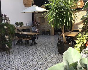 Stijlvolle eetruimte in De Borage Texel, Oosterend, met planten en decoratieve elementen voor een gezellige sfeer.