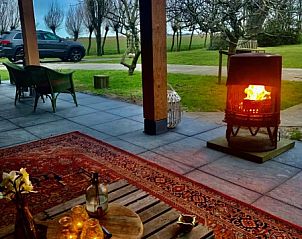 Gemtliche Terrasse mit Kamin im Ferienhaus 't Kaaps Huussie in Oosterend, Texel fr gemtliche Abende.