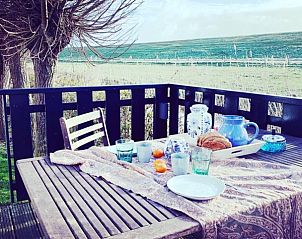 Frhstck auf der Terrasse des Ferienhauses 't Kaaps Huussie in Oosterend, Texel, mit Blick auf die Felder.