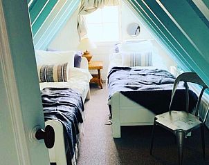 Gemtliches Schlafzimmer im Ferienhaus 't Kaaps Huussie in Oosterend, Texel mit zwei Betten.