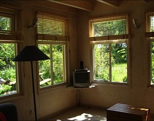 Compacte slaapruimte in De Fazant, vakantiehuis in Oosterend, Texel, met een knusse bedstede en houten interieur.