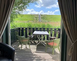 Blick von der Terrasse des Ferienhauses in Oosterend, Texel, auf die grne Umgebung und den blauen Himmel.
