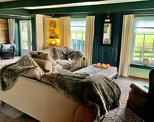 Gemtliche Einrichtung des Ferienhauses in Oosterend, Texel, mit bequemen Sofas und warmen Mbeln.