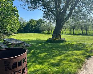 Grozgige Rasenflche im Ferienhaus in Oosterend, Texel, ideal zum Entspannen in der Natur der Watteninseln.