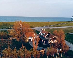 Luftaufnahme des Ferienhauses in Oosterend, Texel, mit Blick auf das Meer und die grnen Felder.