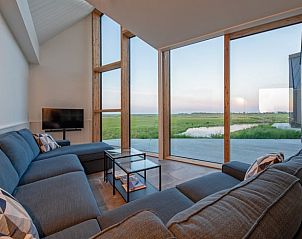 Gemtliches Wohnzimmer im Ferienhaus in Oosterend, Texel mit Panoramablick auf die Natur.