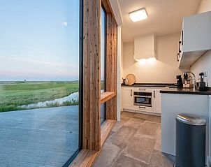Kompakte Kche im Ferienhaus in Oosterend, Texel mit Blick auf die Landschaft, Watteninseln.
