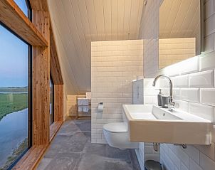 Stilvolles Badezimmer im Ferienhaus in Oosterend, Texel mit Blick auf die Umgebung.