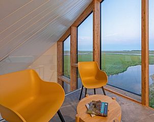 Sitzecke im Ferienhaus in Oosterend, Texel mit Blick auf die Natur der Watteninseln.