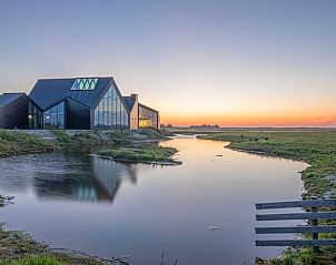 Moderne Architektur des Ferienhauses in Oosterend, Texel mit Wasser und Sonnenuntergang.