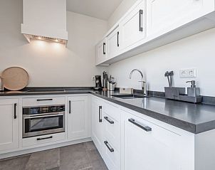 Kche im Ferienhaus in Oosterend, Texel mit modernen Gerten und schlichtem Design.