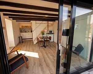 Luftaufnahme des Ferienhauses in Oosterend, Texel mit Blick auf das Meer und die umliegende Natur.