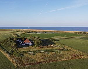 Gstehausschild im Ferienhaus in Oosterend, Texel, umgeben von Grn.