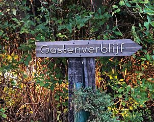 Seitenansicht des Ferienhauses in Oosterend, Texel mit gemtlicher Sitzecke im Freien.