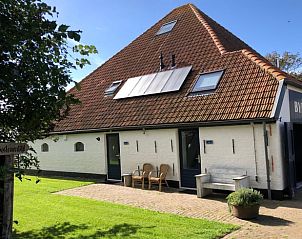 Modernes Interieur des Ferienhauses in Oosterend, Texel mit offener Kche und Essbereich.