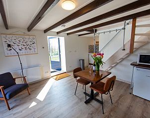 Stilvolles Wohnzimmer eines Ferienhauses in Oosterend, Texel, mit viel Licht.