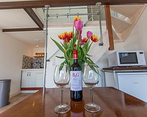 Gemtlicher Esstisch mit Blumen im Ferienhaus in Oosterend, Texel.