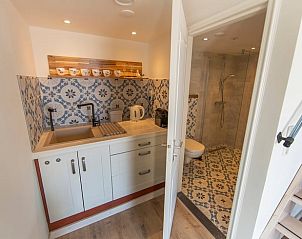 Kompakte Kche und Badezimmer in einem Ferienhaus in Oosterend, Texel mit moderner Ausstattung.