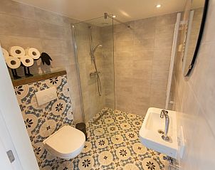 Stilvolles Badezimmer im Ferienhaus in Oosterend, Texel mit begehbarer Dusche.