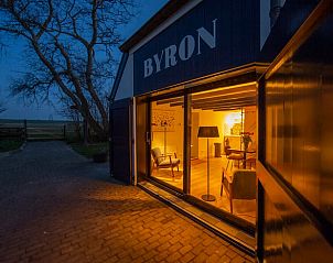 Abends beleuchteter Eingang des Ferienhauses in Oosterend, Texel, fr einen herzlichen Empfang.