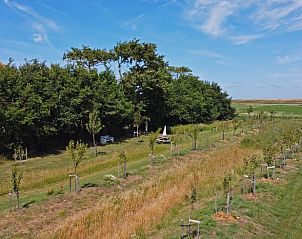 Picknicktisch im Schatten im Ferienhaus in Oosterend, Texel fr Mahlzeiten im Freien.