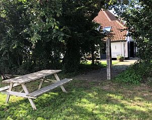Kunstvolle Skulptur im Garten eines Ferienhauses in Oosterend, Texel, mit lndlichem Hintergrund.