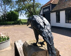 Blhender Kirschbaum im Garten des Ferienhauses in Oosterend, Texel im Frhling.