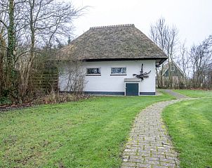 Rustieke omgeving van vakantiehuis Nieuwlanderweg 69, De Koog, Texel, omgeven door groen, Waddeneilanden.