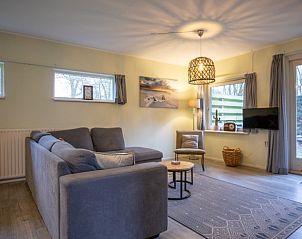 Gezellige woonkamer in vakantiehuis Nieuwlanderweg 69, De Koog, Texel met comfortabele zithoek, Waddeneilanden.