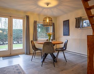 Eetkamer met uitzicht in vakantiehuis Nieuwlanderweg 69, De Koog, Texel, Waddeneilanden.