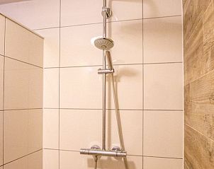 Stijlvolle douche in vakantiehuis Nieuwlanderweg 69, De Koog, Texel, moderne badkamer, Waddeneilanden.